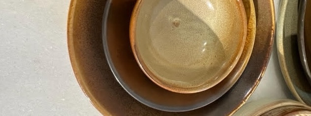 A set of ceramic plates that add to the rustic feel of La Kantine